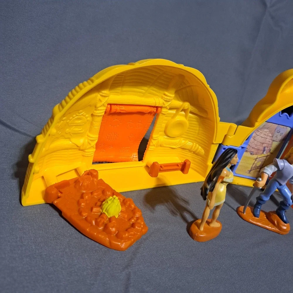 VTG 1994 Mattel Disney Pocahontas Once Upon A Time Playset w/ Figures Folds Up‎
